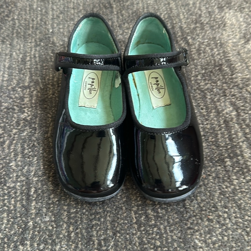 Papillon Black Patent Leather Maryjane’s w/ adjustable snap strap 24 Euro/8 US